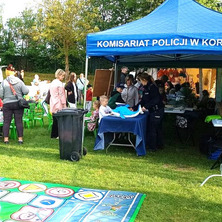 Policjanci na zabawie w plenerze. Majówka w Sicienku