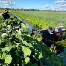 Groźne zdarzenie drogowe. Auto wpadło do rowu melioracyjnego