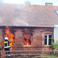 Pożar budynku! Strażacy przeszukiwali pomieszczenia