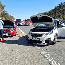 Zderzenie peugeota z mazdą. Trwają utrudnienia w ruchu drogowym