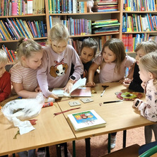 Jesienne spotkanie w bibliotece. Dzieci uczyły się, tworzyły i dobrze bawiły