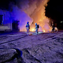 Pożar śmieci pod oknami budynku. Ogień objął elewację i jedno z mieszkań