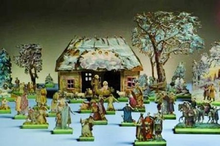 fot. Szopka – kompozycja figuralna z papieru, lata międzywojenne XX w., Muzeum Etnograficzne Oddział Muzeum Narodowego we Wrocławiu